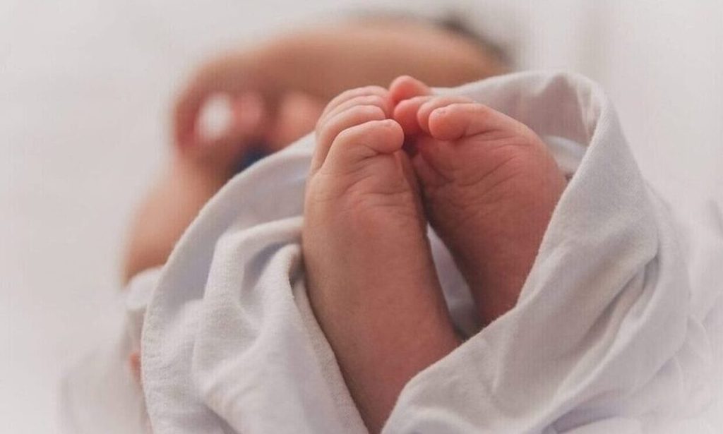 Κύπρος: Βρέφος εντοπίστηκε με εκτεταμένα εγκαύματα και σημάδια παραμέλησης – Χειροπέδες στους γονείς του