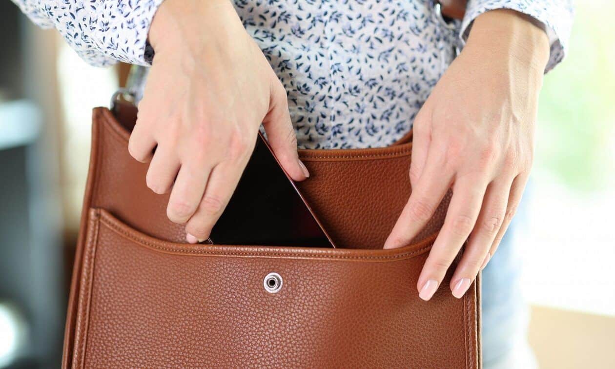 Ρόδος: Εξερράγη το κινητό τουρίστριας μέσα σε τσάντα (βίντεο)