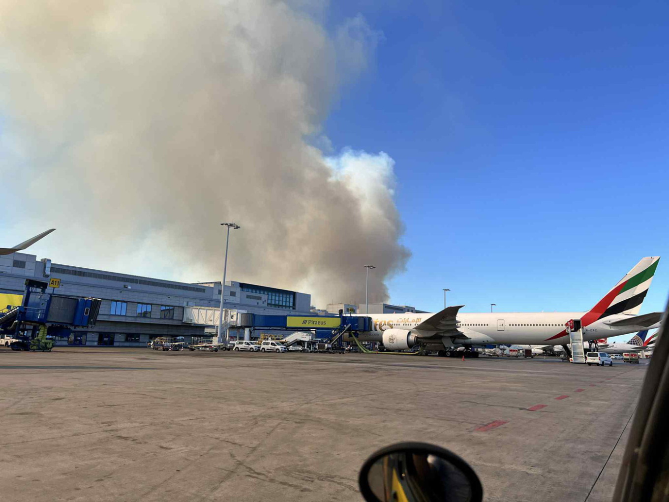 Φωτιά στην Ραφήνα: Προβλήματα στο αεροδρόμιο «Ελευθέριος Βενιζέλος» λόγω των καπνών (φωτο)