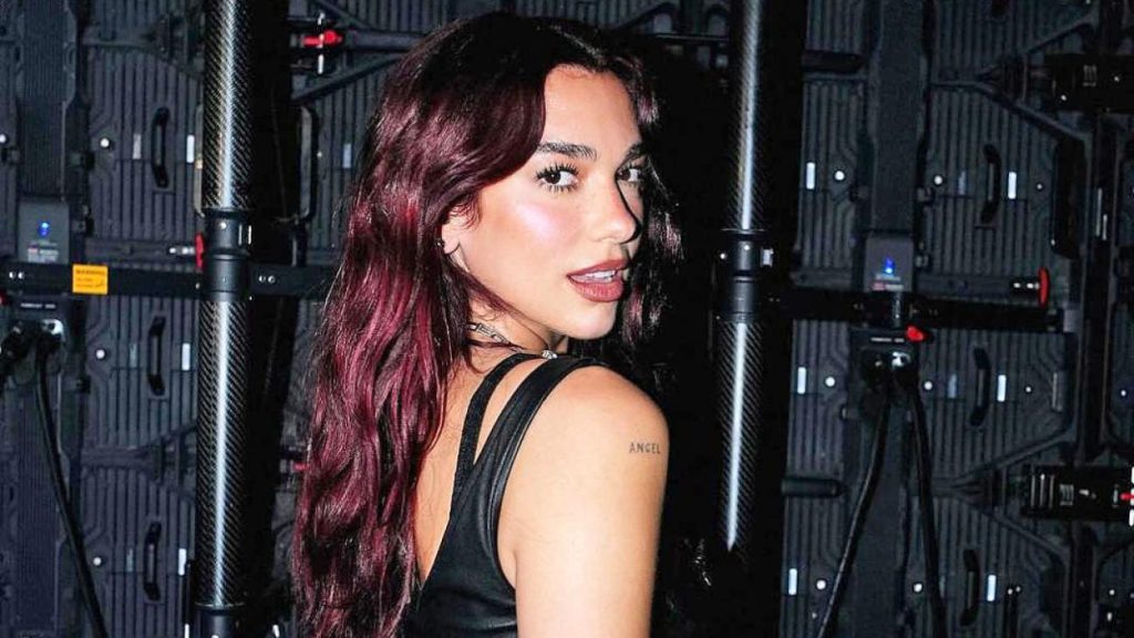 Η Ντούα Λίπα ποζάρει με ασπρόμαυρο μπικίνι στο Αμάλφι της Ιταλίας -Η ρομαντική απόδραση με τον Κάλουμ Τέρνερ (φωτο)