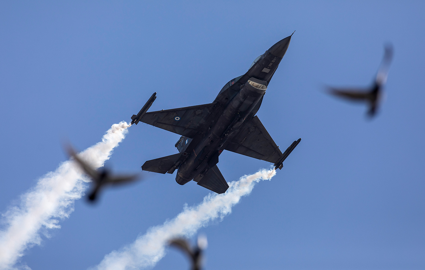 Διελεύσεις μαχητικών αεροσκαφών σήμερα το πρωί πάνω από την Αττική