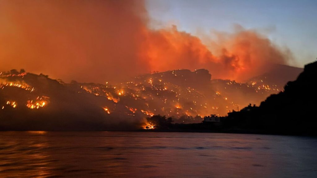 Φωτιά στην Ιεράπετρα: Αναζωπύρωση στις περιοχές Φέρμα και Αχλιά – Νέο προειδοποιητικό μήνυμα στους κατοίκους