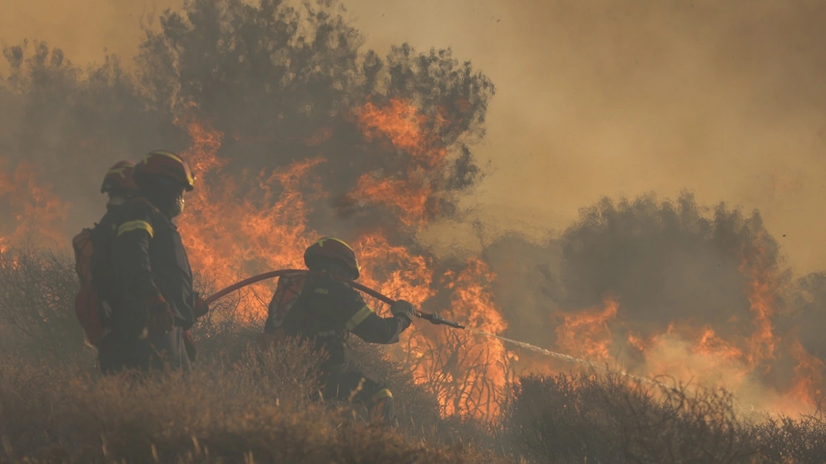 Aναζωπύρωση της φωτιάς στην Ιεράπετρα – Προειδοποιητικό μήνυμα για εκκένωση τεσσάρων οικισμών