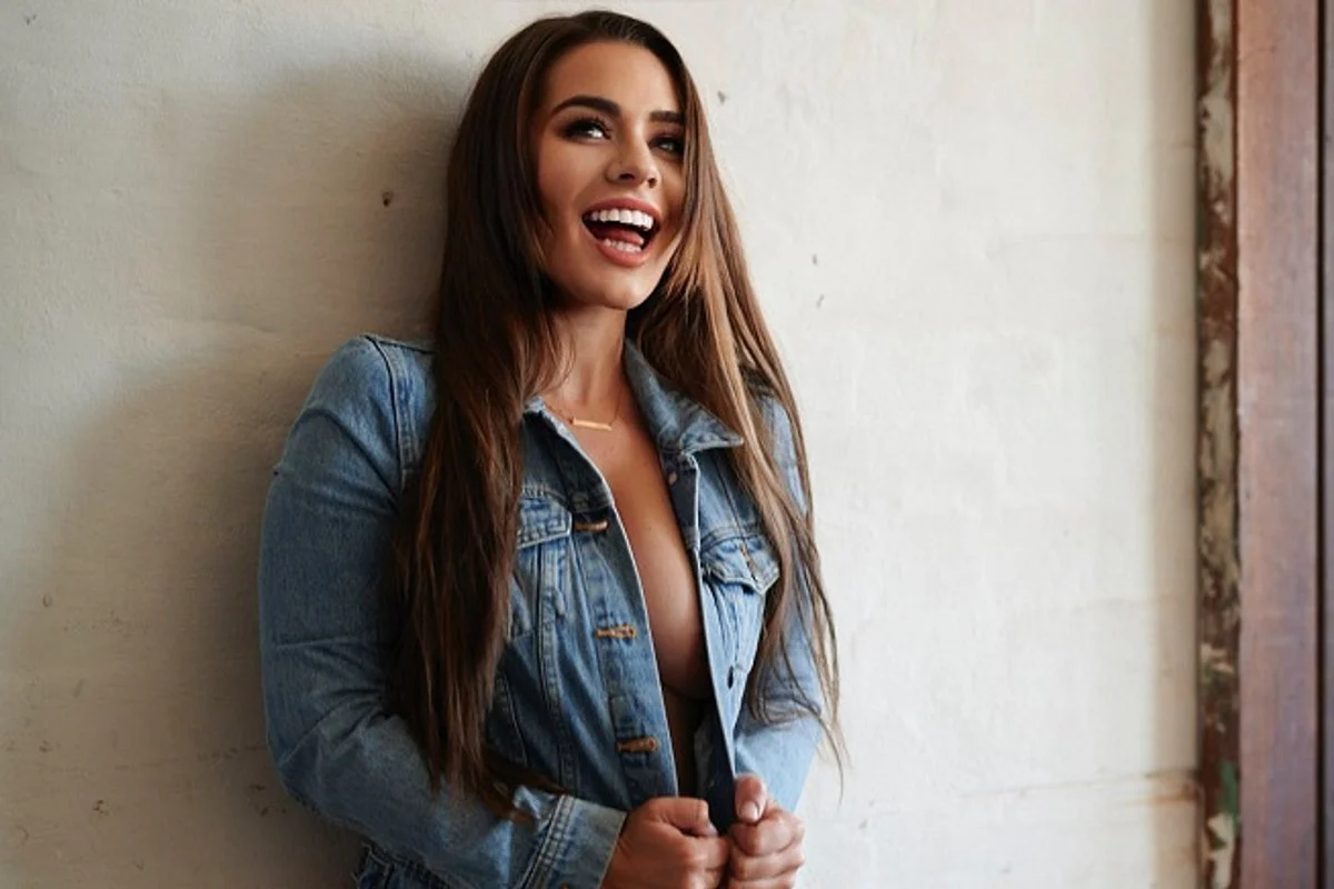 Lucy Banks: Πώς αντέδρασε ο 11χρονος γιος της όταν ανακάλυψε ότι η μητέρα του είναι γνωστό μοντέλο του Only Fans