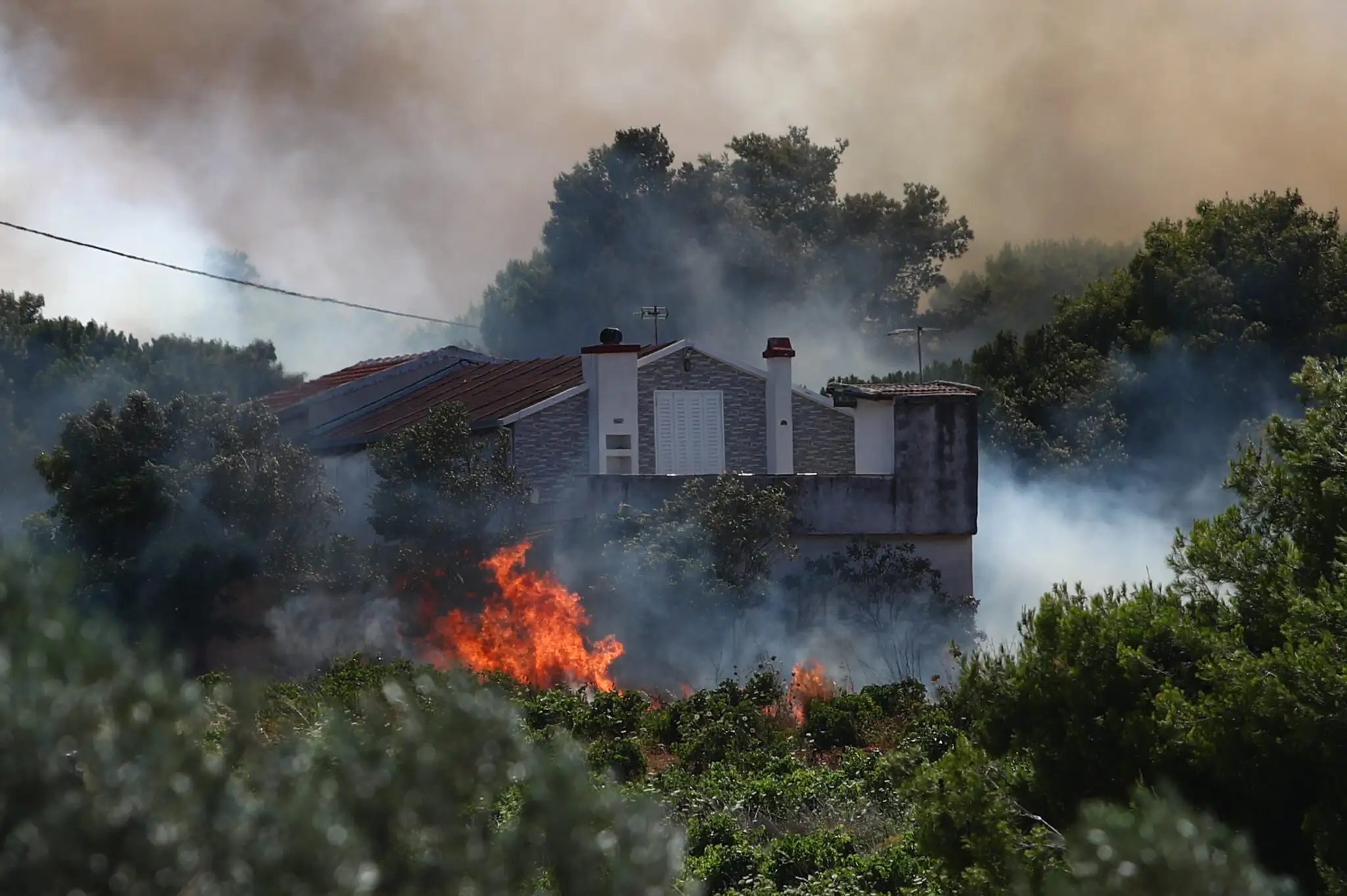Σε ύφεση η μεγάλη φωτιά σε Ραφήνα και Πικέρμι– Κάηκαν κατοικίες (upd 4)