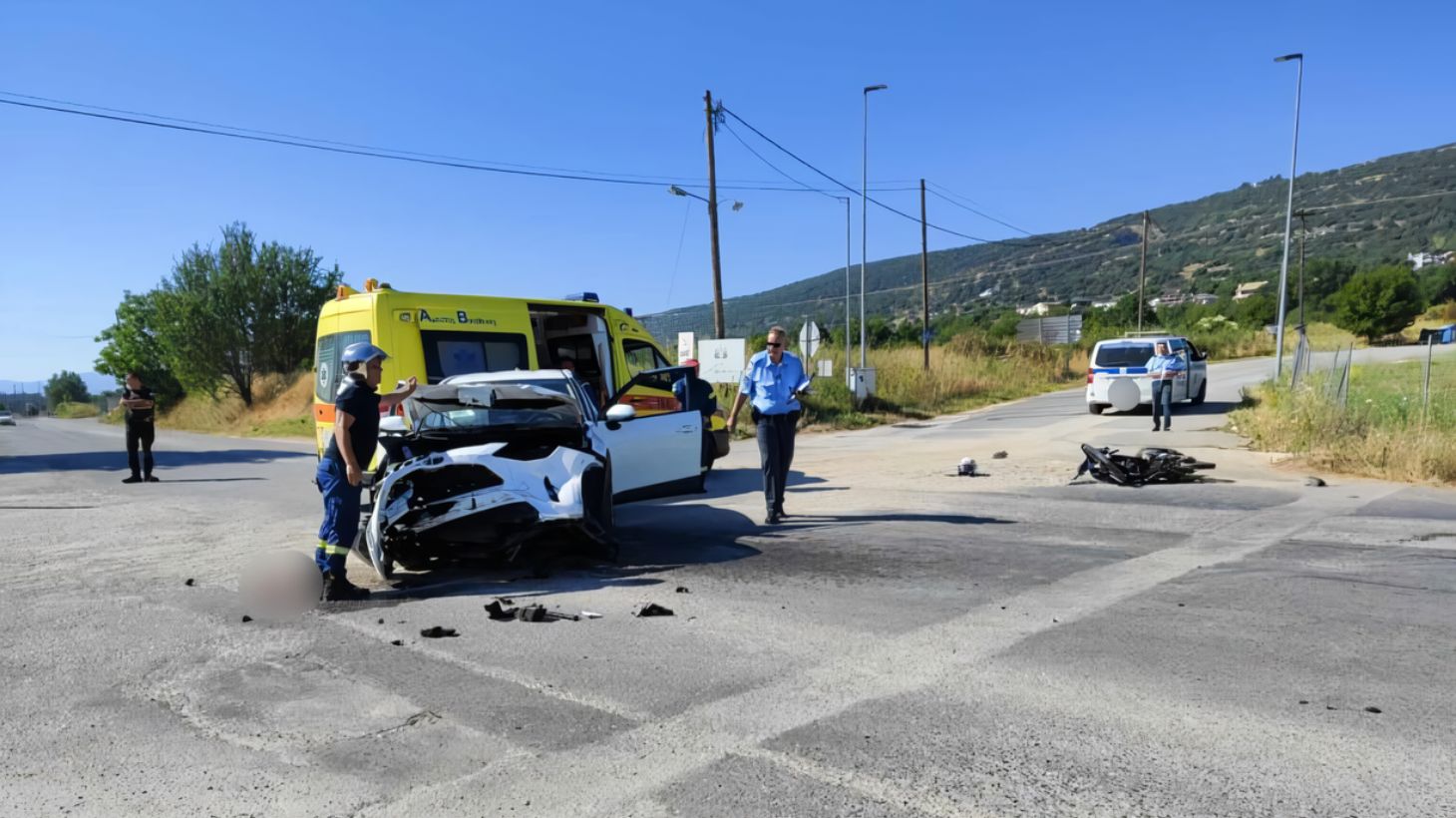 Τροχαίο κοντά στον κόμβο Καρδαμιτσίων: Μοτοσικλετιστής παρασύρθηκε μετά από σύγκρουση δύο οχημάτων (φωτο)