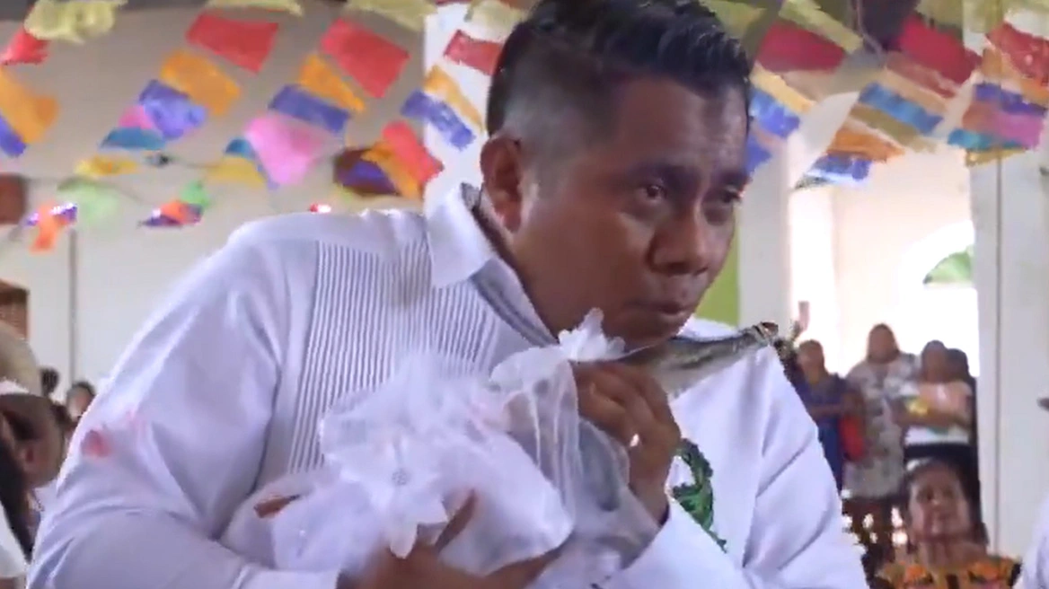 Δήμαρχος πόλης στο Μεξικό παντρεύτηκε… θηλυκό αλιγάτορα! – Τι συμβολίζει η τελετή: Δείτε βίντεο