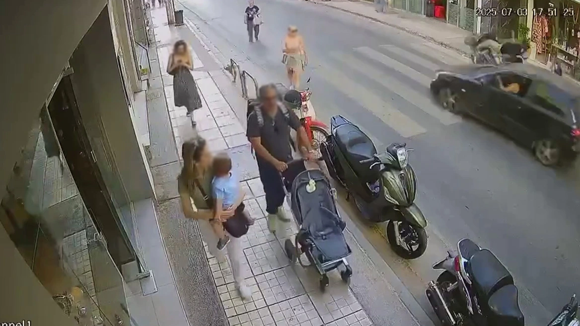 Ηράκλειο: Η στιγμή που οδηγός ΙΧ παρασύρει διανομέα φαγητού και τον εγκαταλείπει