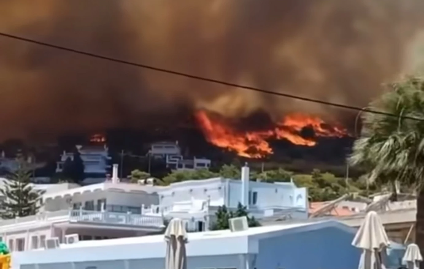 Φωτιά στο Κορωπί: «Γλίτωσαν σπίτια εκεί που καθάρισαν τα οικόπεδα» λέει κάτοικος