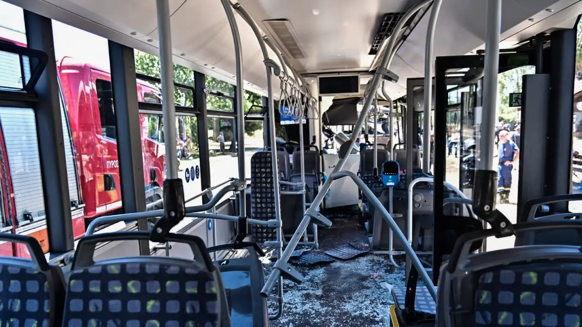 Νέο βίντεο ντοκουμέντο από τη στιγμή της σύγκρουσης των λεωφορείων στη Βούλα