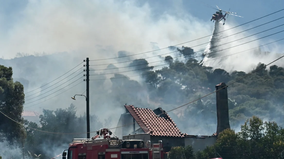 Φωτιά στο Κορωπί: Σε εστίες φωτιάς ανάμεσα σε σπίτια δίνει πλέον τη μάχη η Πυροσβεστική – 112 για εκκενώσεις (upd2)