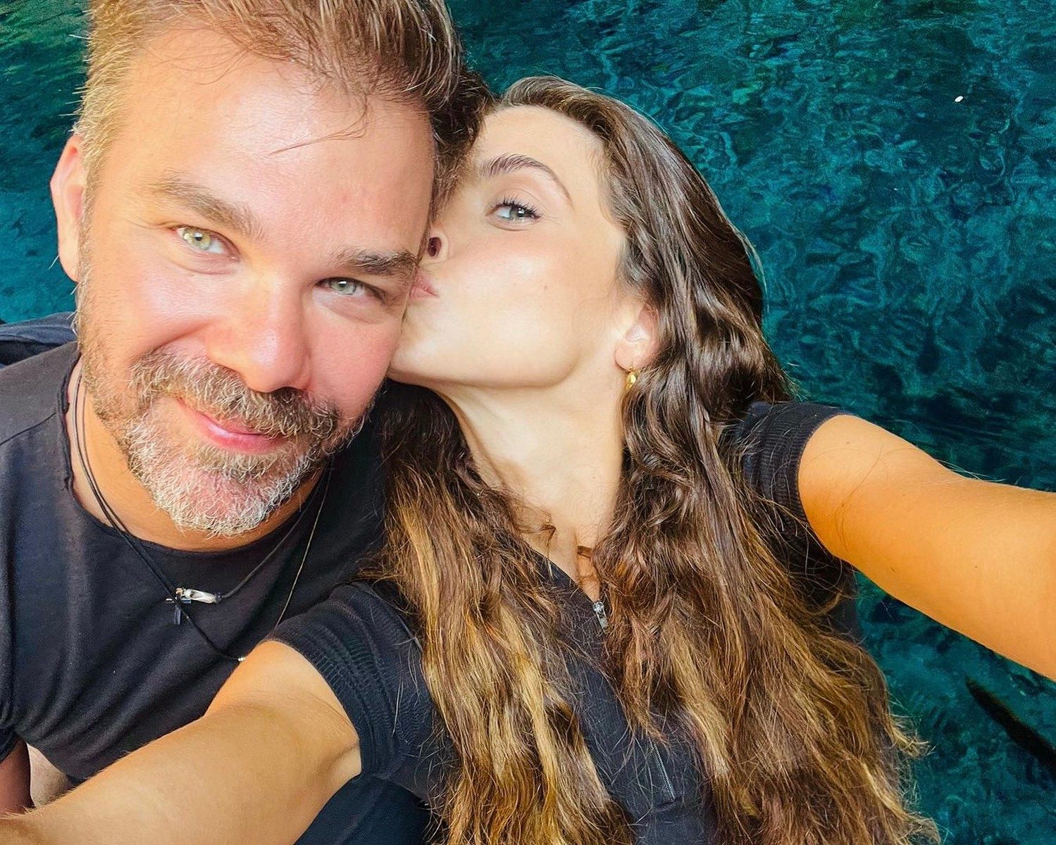 Ρομαντική απόδραση στη Μύκονο για Γ.Σαμπάνη και Ι.Σαρρή: Τα φιλιά και οι αγκαλιές στη θάλασσα (φωτο)