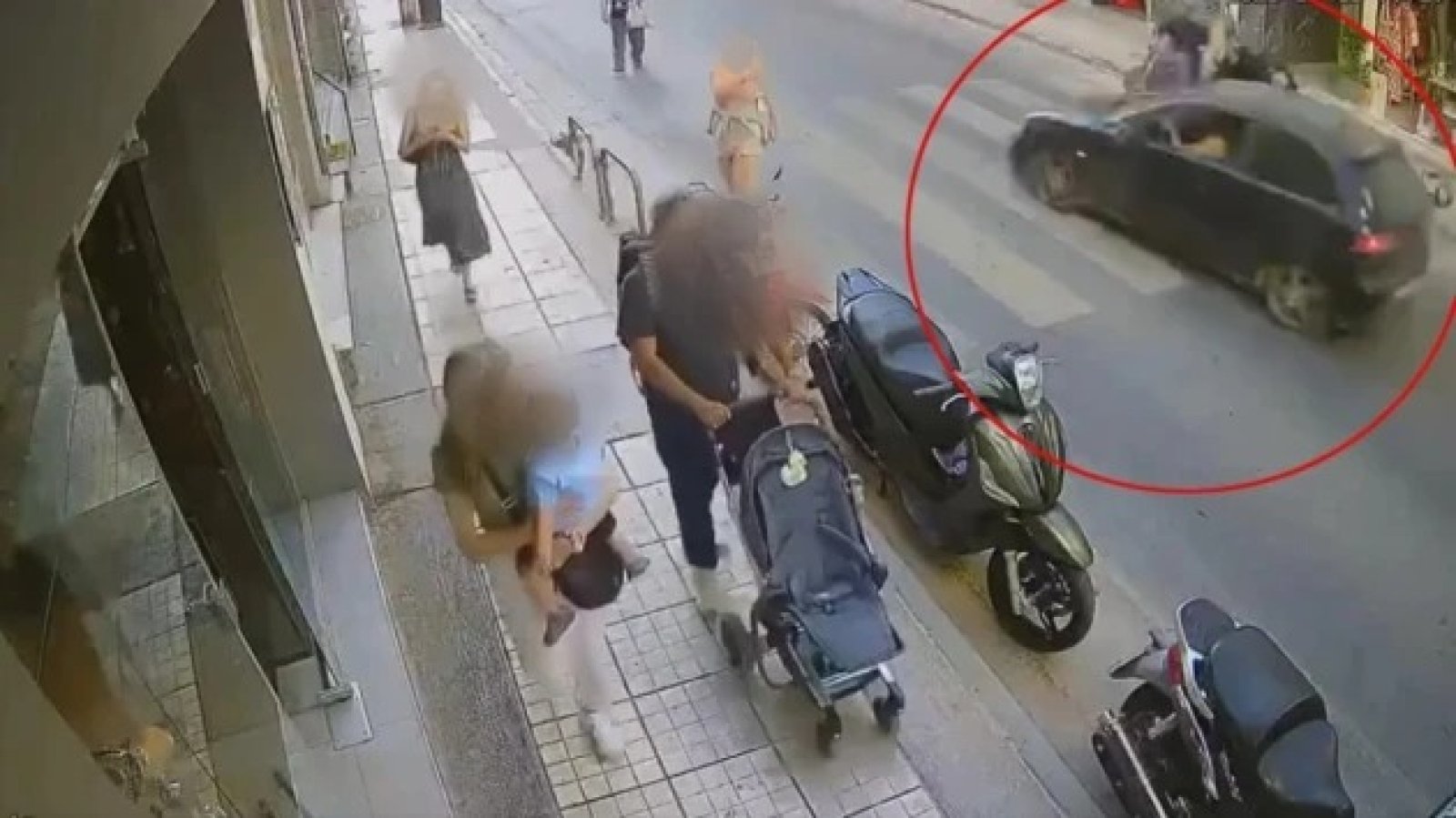 «Ζω από θαύμα» λέει ο διανομέας που παρασύρθηκε από τον 17χρονο οδηγό (βίντεο)