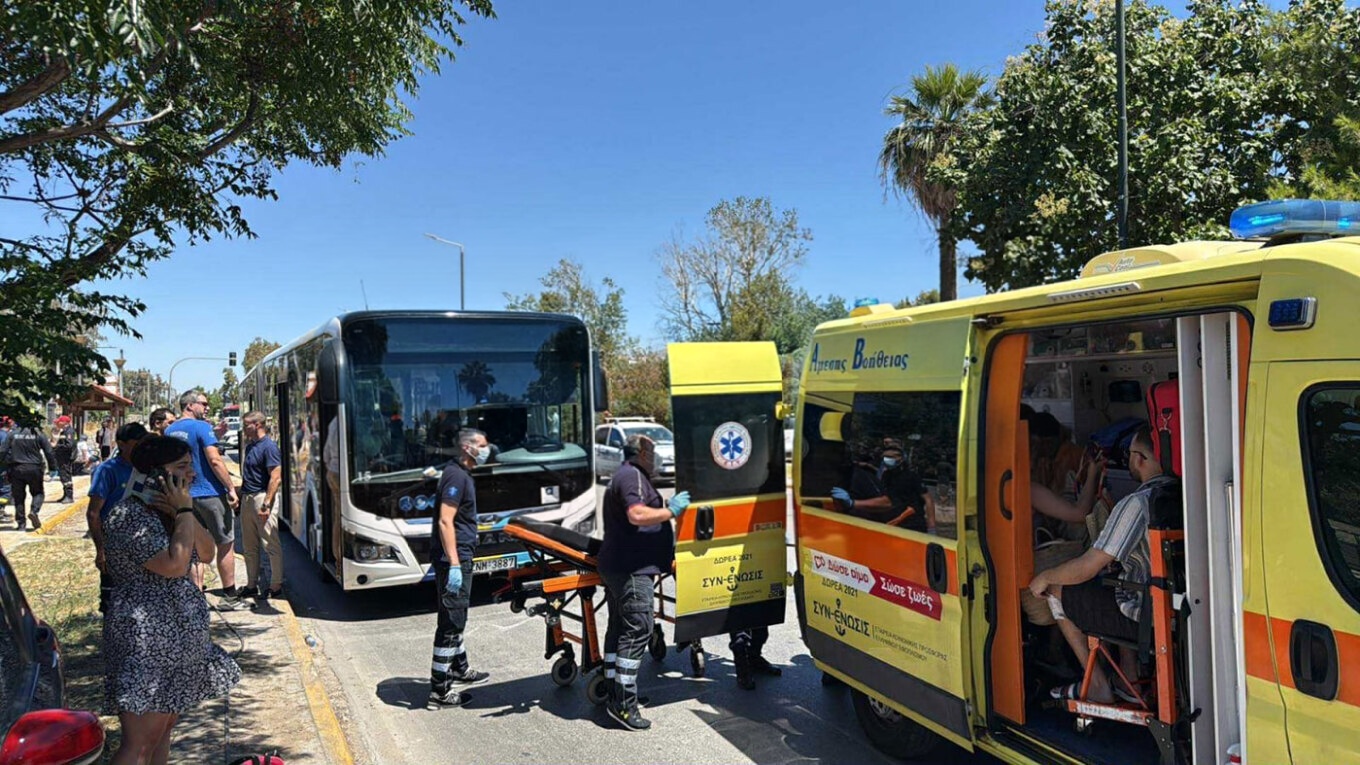 Τροχαίο με λεωφορεία στη Βούλα: «Ήμουν στη στάση – Είχα μόλις ξεκινήσει και άκουσα το μπαμ» αποκαλύπτει ο οδηγός 