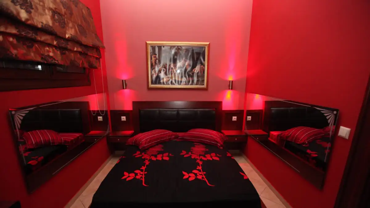 Αιφνίδια έφοδος της ΕΛΑΣ σε οίκους ανοχής: Συνελήφθησαν μαστροποί που εξέδιδαν Μολδαβές σε Αθήνα & Ρόδο (βίντεο)