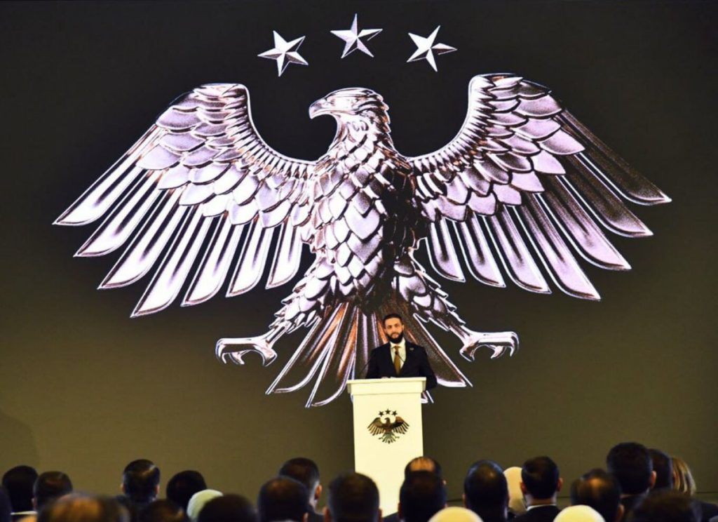 Παρουσιάστηκε το νέο έμβλημα της Συρίας με τον αετό και τα τρία αστέρια (φωτο)