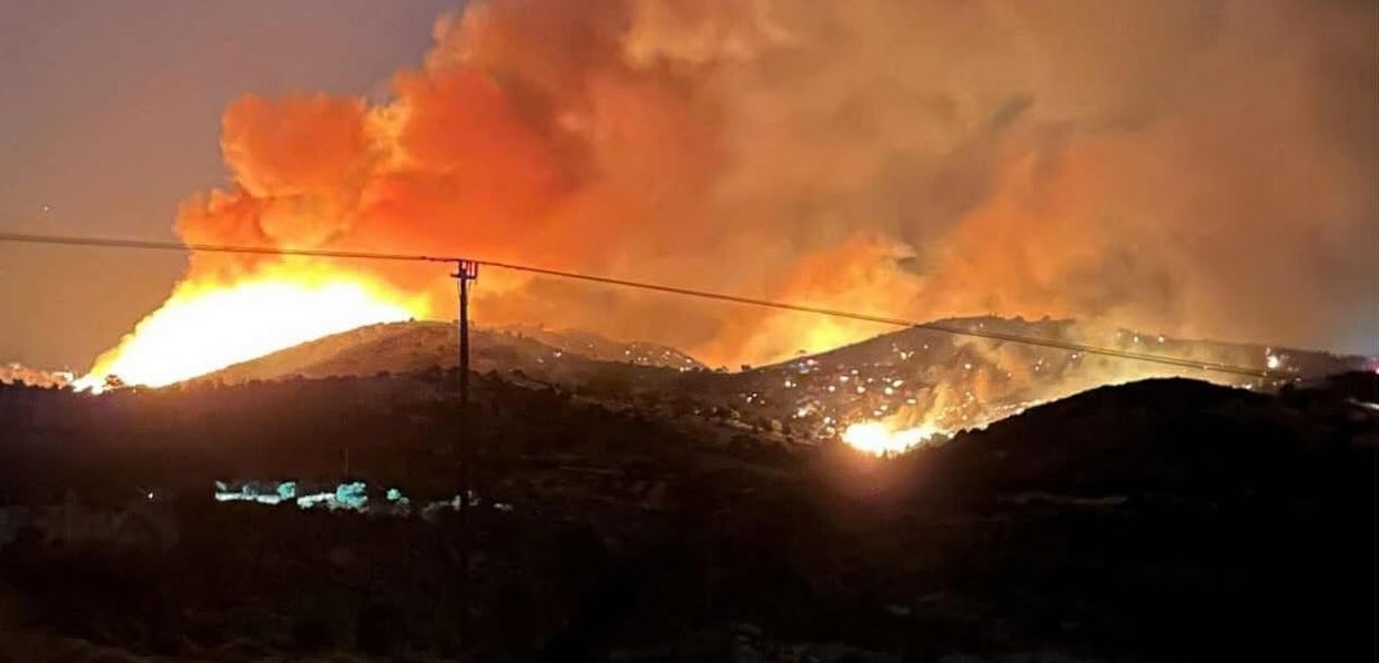 Σε ύφεση η φωτιά στην Εύβοια: Σηκώθηκαν τα εναέρια μέσα –  Nέες εκκενώσεις τη νύχτα (upd)