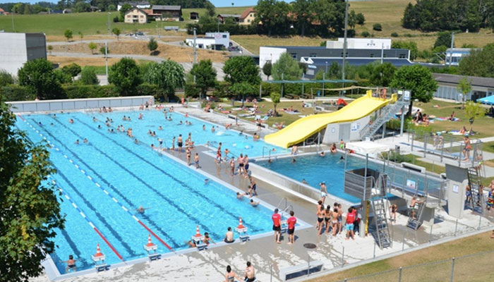 Ελβετικός δήμος απαγόρευσε την είσοδο αλλοδαπών στις δημόσιες πισίνες λόγω αύξησης περιστατικών παρενόχλησης