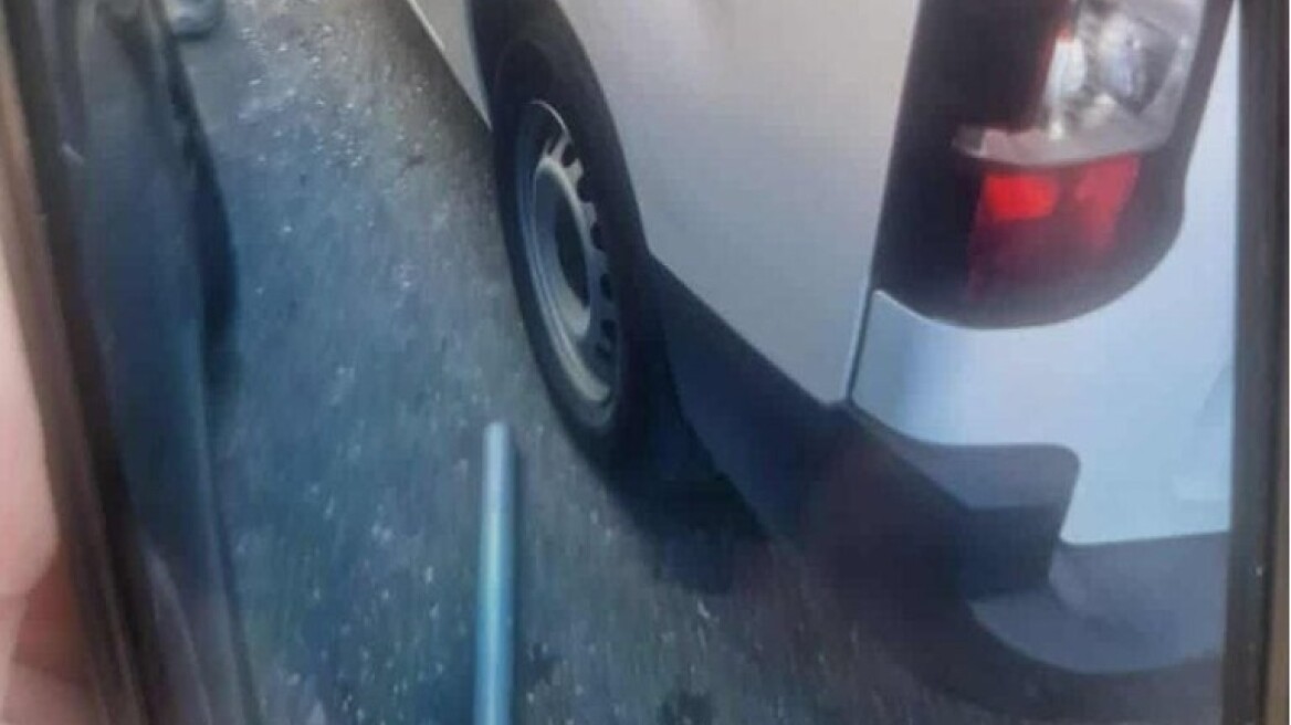 Πατρα: Σωλήνας από οικοδομή καταπλάκωσε δύο αυτοκίνητα – Μητέρα με παιδιά γλίτωσαν την τελευταία στιγμή (φωτο)