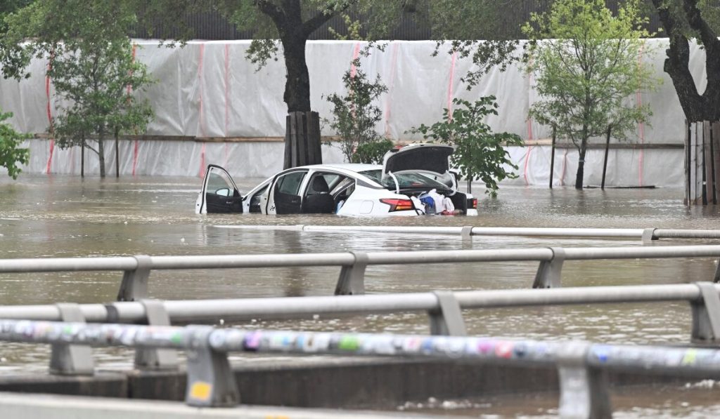 Πλημμύρες στο Τέξας: Στους 24 οι νεκροί, ανάμεσα τους 10 παιδιά  – Αγωνία για τους αγνοούμενους κατασκηνωτές