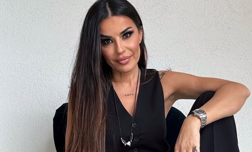 Χ.Κολέτσα: Oι σέξι πόζες της τραγουδίστριας με μπικίνι στην παραλία «ανέβασαν» κι άλλο τη θερμοκρασία (φωτο)