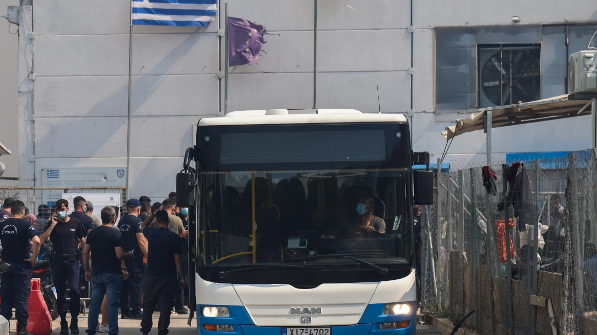 Περιπέτεια για τους 430 λαθρομετανάστες στην Κρήτη: Τους πήγαιναν στα Χανιά αλλά τους γύρισαν πίσω