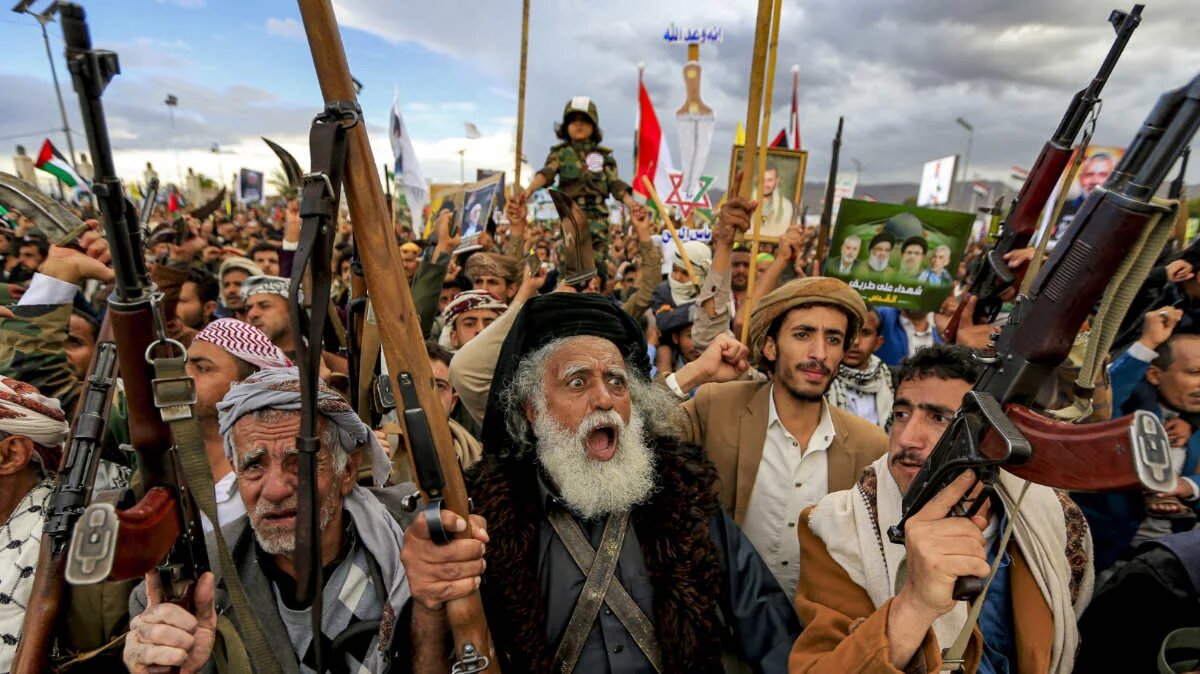 Πυρά ανταρτών της Υεμένης εγκλώβισαν πλοίο ανοιχτά της Χοντέιντα