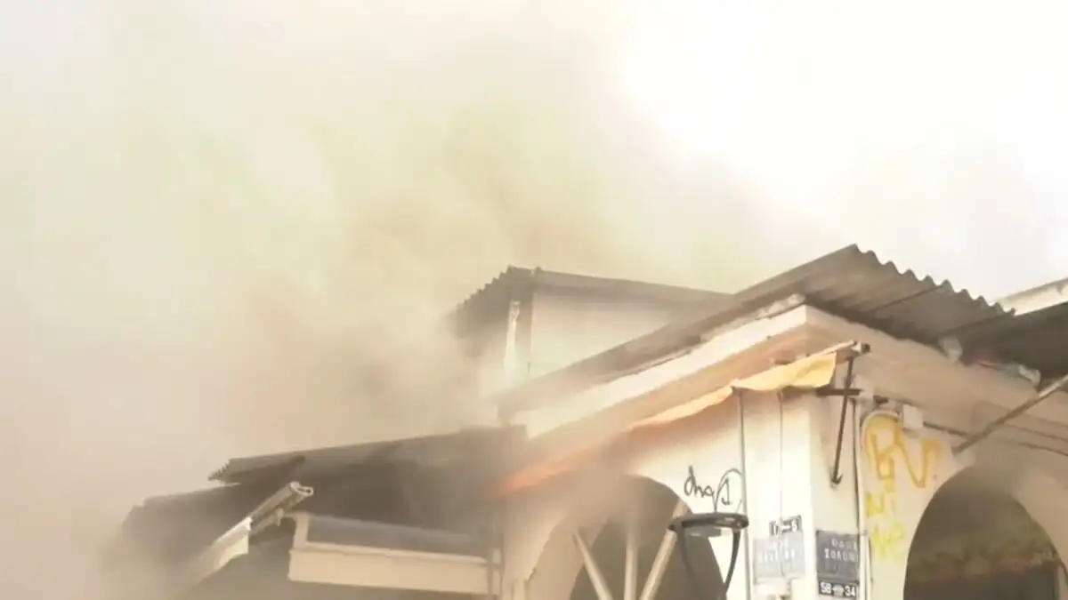 Υπό έλεγχο η φωτιά στο Καπάνι που ξεκίνησε από κατάστημα και επεκτάθηκε – Τέσσερις πυροσβέστες στο νοσοκομείο