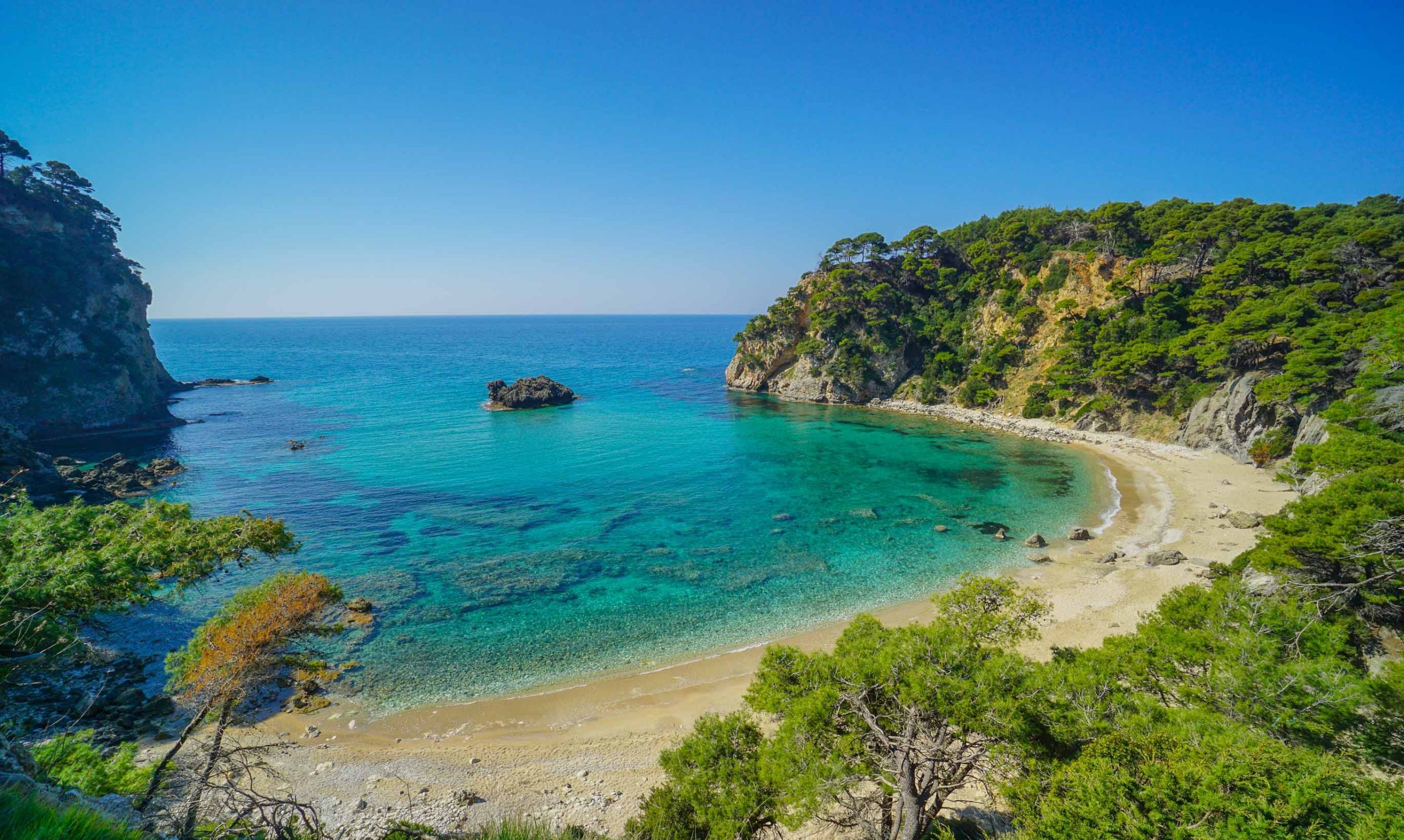 «Όρμος του Οδυσσέα»: Η μυθική παραλία της Πρέβεζας που μαγεύει με τα καταγάλανα νερά