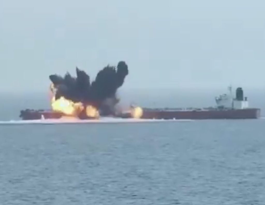 Κτυπήθηκε και βυθίζεται το ελληνικό πλοίο «ΜV MAGIC SEAS» μετά από μπαράζ επιθέσεων με drones και USVs (χάρτης)