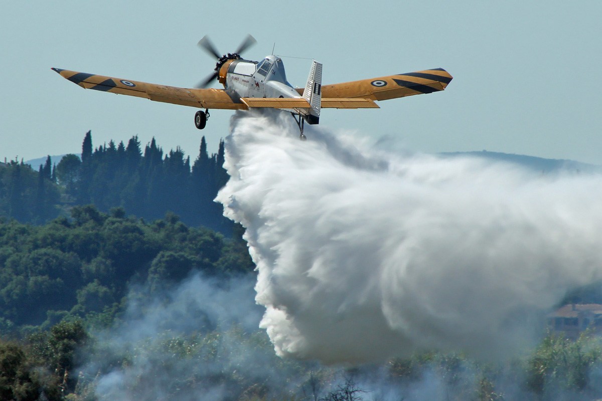Η Ελλάδα στέλνει στην Αλβανία δύο πυροσβεστικά αεροσκάφη για την κατάσβεση τεράστιας πυρκαγιάς στην Λέσνιτσα