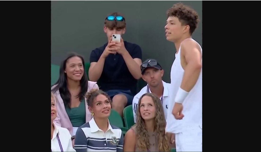 Παράφορα ερωτευμένη με τον Μπεν Σέλτον η κόρη του Ντένις Ρόντμαν: Τον κοίταζε μέσα στα μάτια κι «έλιωνε» (φωτο)