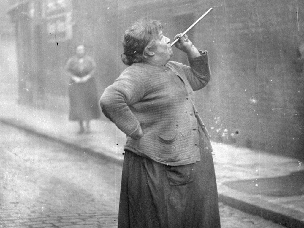 Πώς ξυπνούσαν οι άνθρωποι πριν τα ξυπνητήρια; – Το επάγγελμα που χάθηκε για πάντα