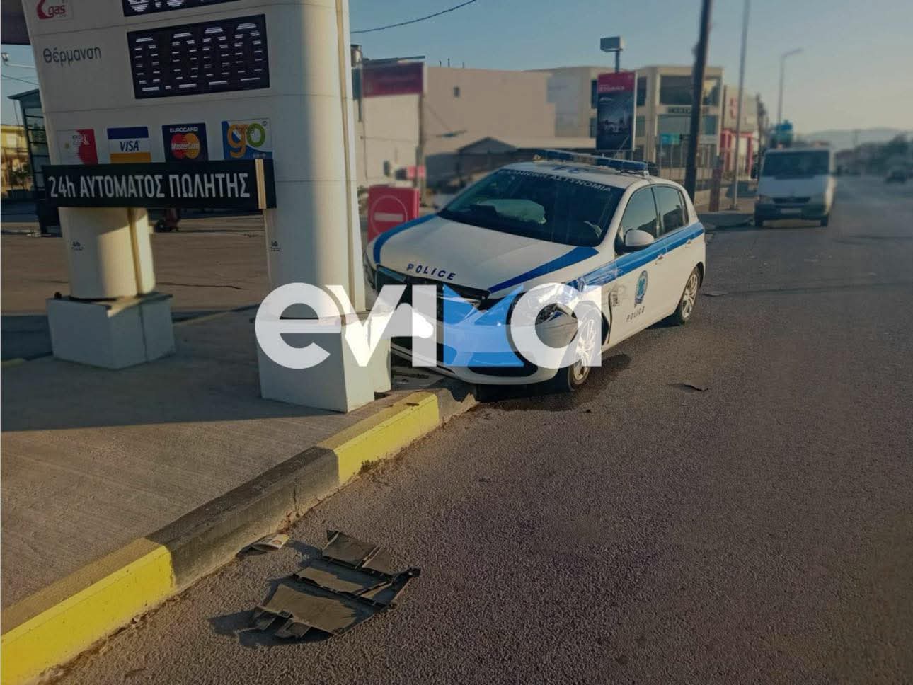Τροχαίο ατύχημα στη Χαλκίδα: Περιπολικό «καρφώθηκε» σε κολώνα πρατηρίου υγρών καυσίμων (φώτο)