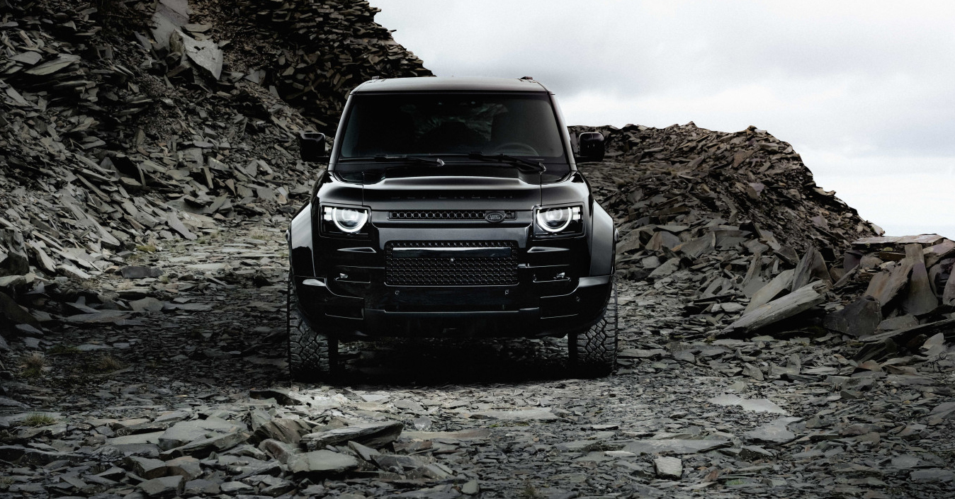 Land Rover Defender OCTA Black: Η σκοτεινή πλευρά του SUV