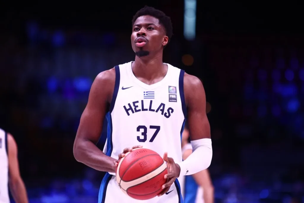 Από τα «κόκκινα» της Μούρθια στα «ερυθρόλευκα» του Ολυμπιακού ο Κώστας Αντετοκούνμπο