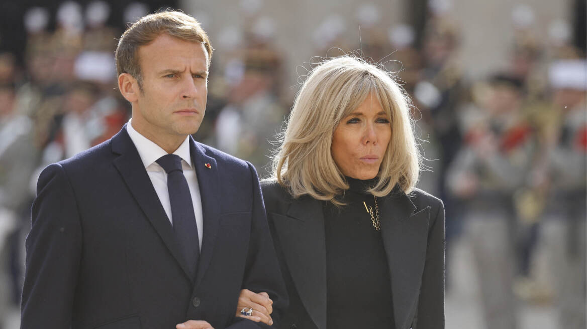 Νέα αμήχανη στιγμή ανάμεσα στην Μπριζίτ και τον Ε.Μακρόν: Της δίνει το χέρι του και εκείνη τον αγνοεί! (βίντεο)