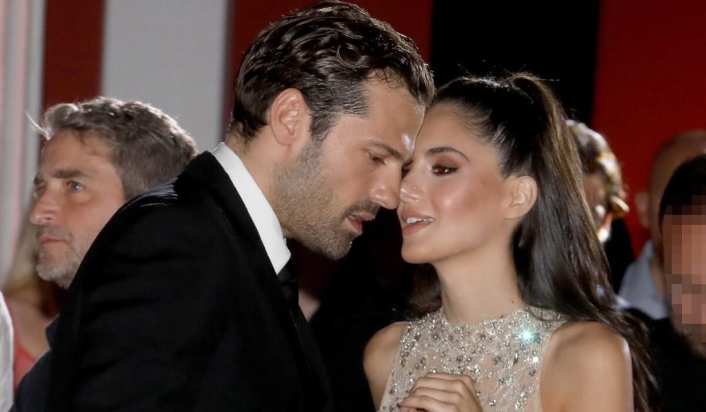 Ο λαμπερός γάμος των Κ.Αργυρού – Α.Νίκα στο Λαγονήσι: To εντυπωσιακό νυφικό και ο χορός του ζευγαριού (βίντεο)