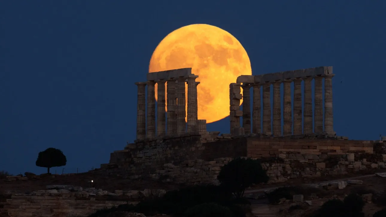 Πανσέληνος Ιουλίου 2025: Πότε είναι το «Φεγγάρι του Κόκκινου Ελαφιού»