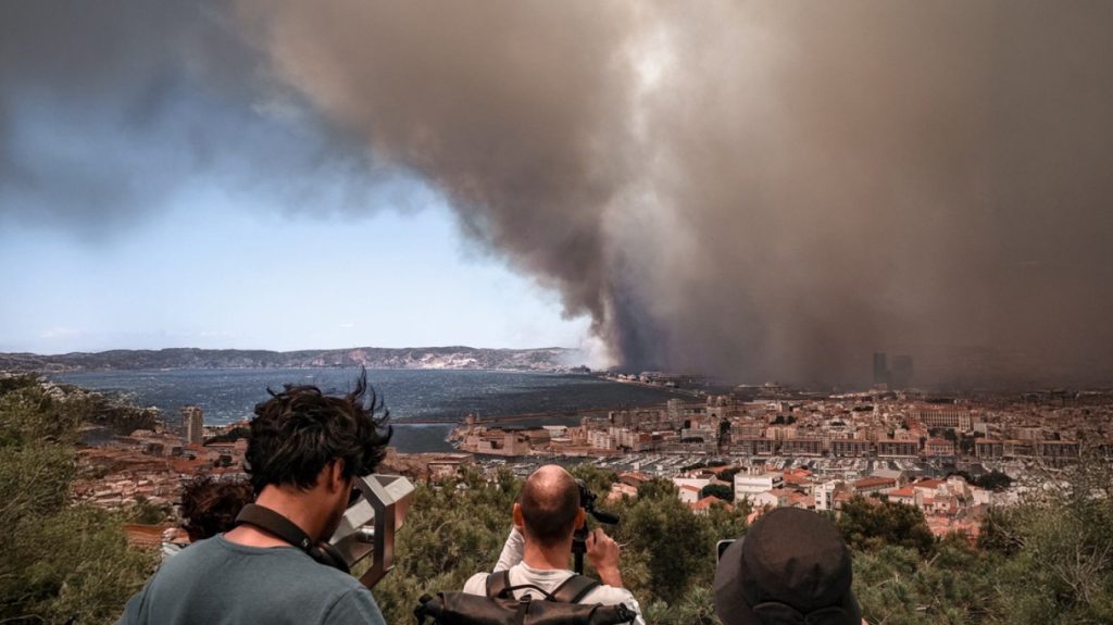 Φλέγονται τα περίχωρα στην Μασσαλία: «Θα έχουμε δύσκολη νύχτα – Οι πυροσβέστες είναι εξουθενωμένοι»