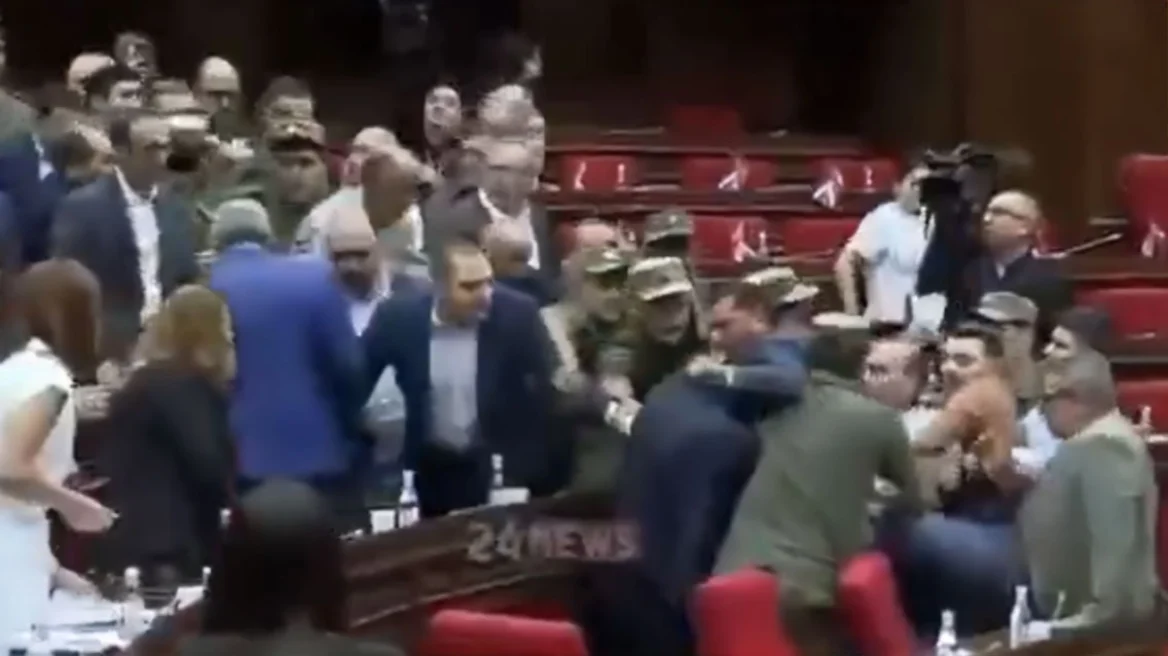 Αρμενία: Άγριο ξύλο μεταξύ βουλευτών σε συνεδρίαση στο κοινοβούλιο – Δείτε βίντεο