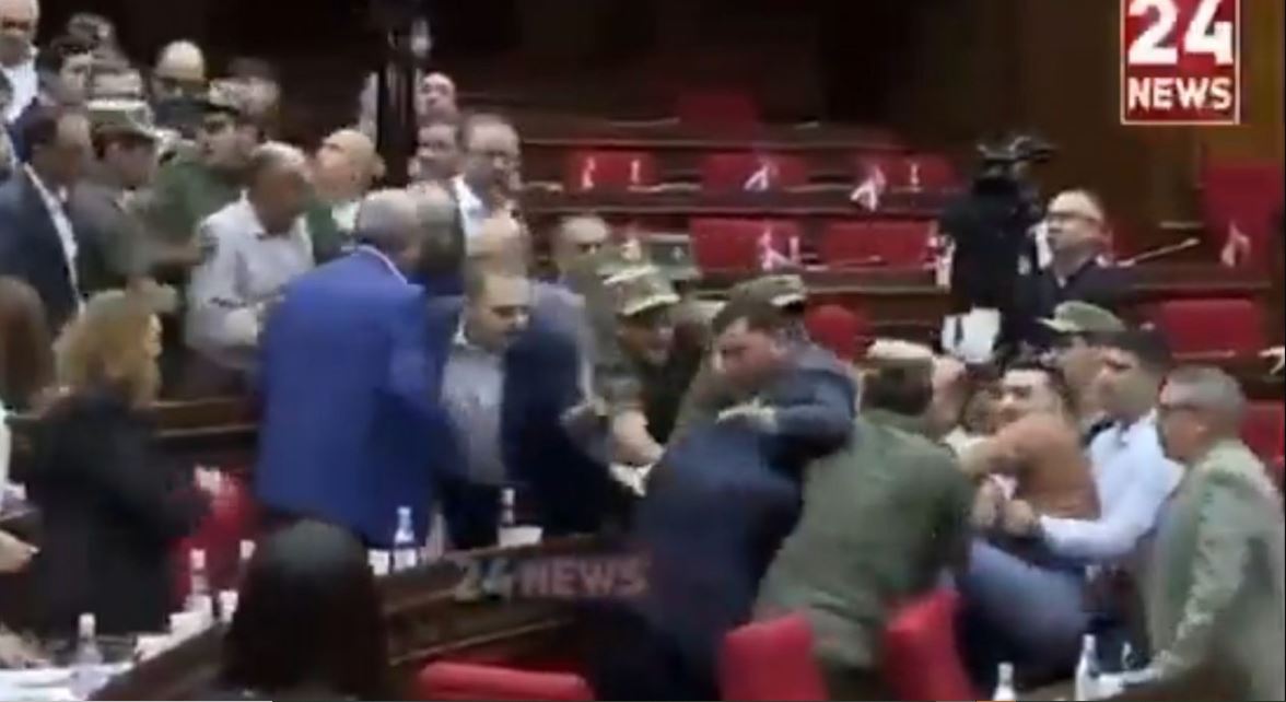 «Άναψαν» τα αίματα στην Αρμενία: Ανελέητο ξύλο μεταξύ βουλευτών στο κοινοβούλιο – Δείτε βίντεο