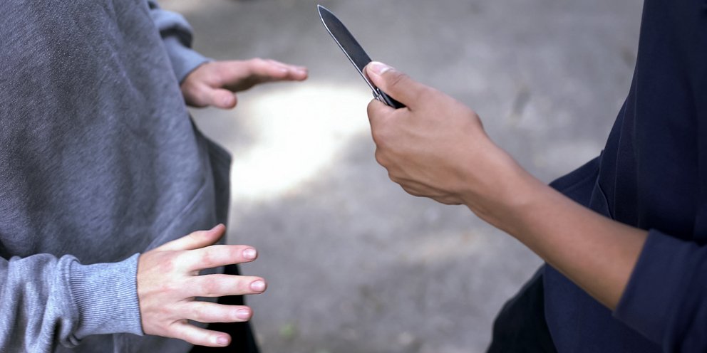 Παλαιό Φάληρο: Χειροπέδες σε δύο ανήλικους για την επίθεση με μαχαίρι & κατσαβίδι σε συνομήλικούς τους