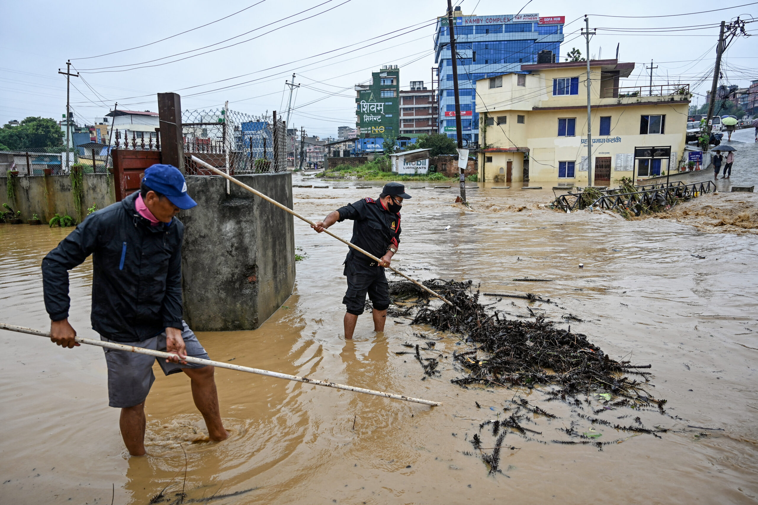 Σφοδρές πλημμύρες πλήττουν το Νεπάλ: Toυλάχιστον 18 αγνοούμενοι (βίντεο)