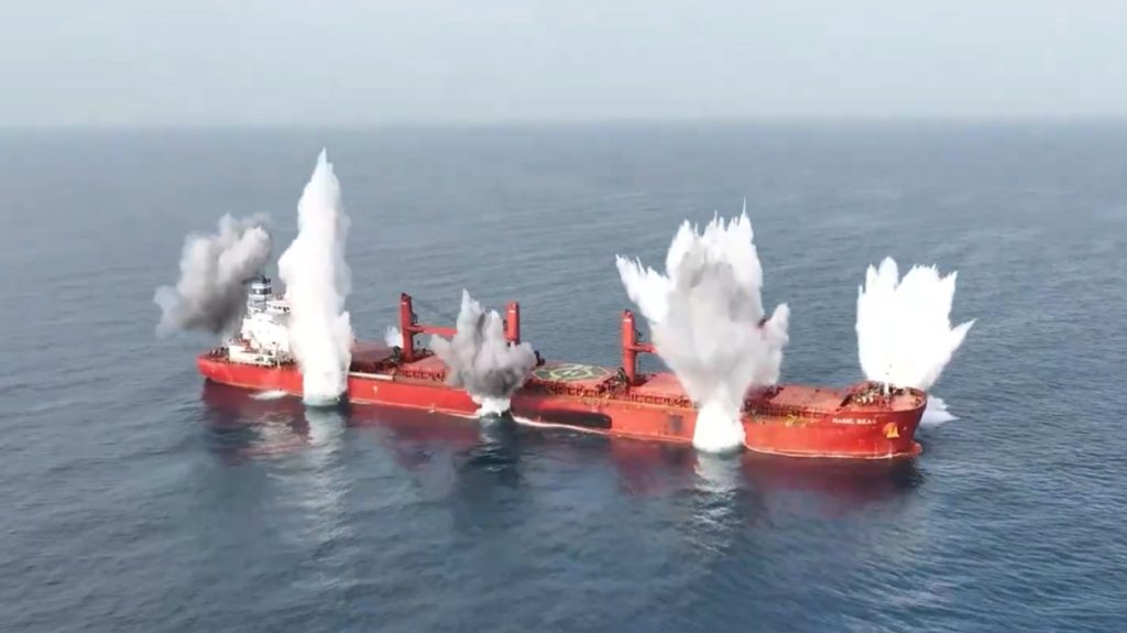 «MV Magic Seas»: Το ελληνικό πλοίο στην μεγαλύτερη ναυτική επίθεση από τον Β’ΠΠ – Έβαλλαν αντιπλοϊκούς, RPG και USV