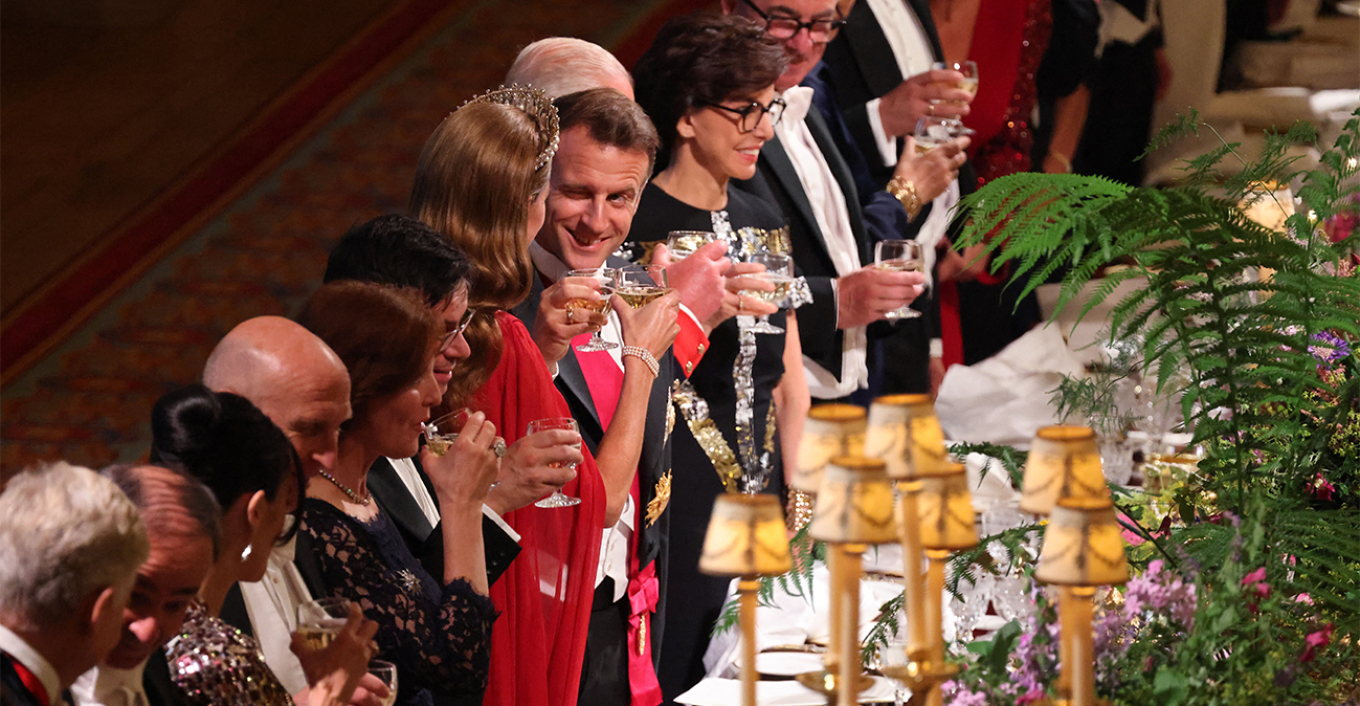 Ε.Μακρόν: Σχολιάστηκε ποικιλοτρόπως το κλείσιμο του ματιού στην Κέιτ Μίντλετον στο δείπνο του Καρόλου Γ’ (βίντεο)