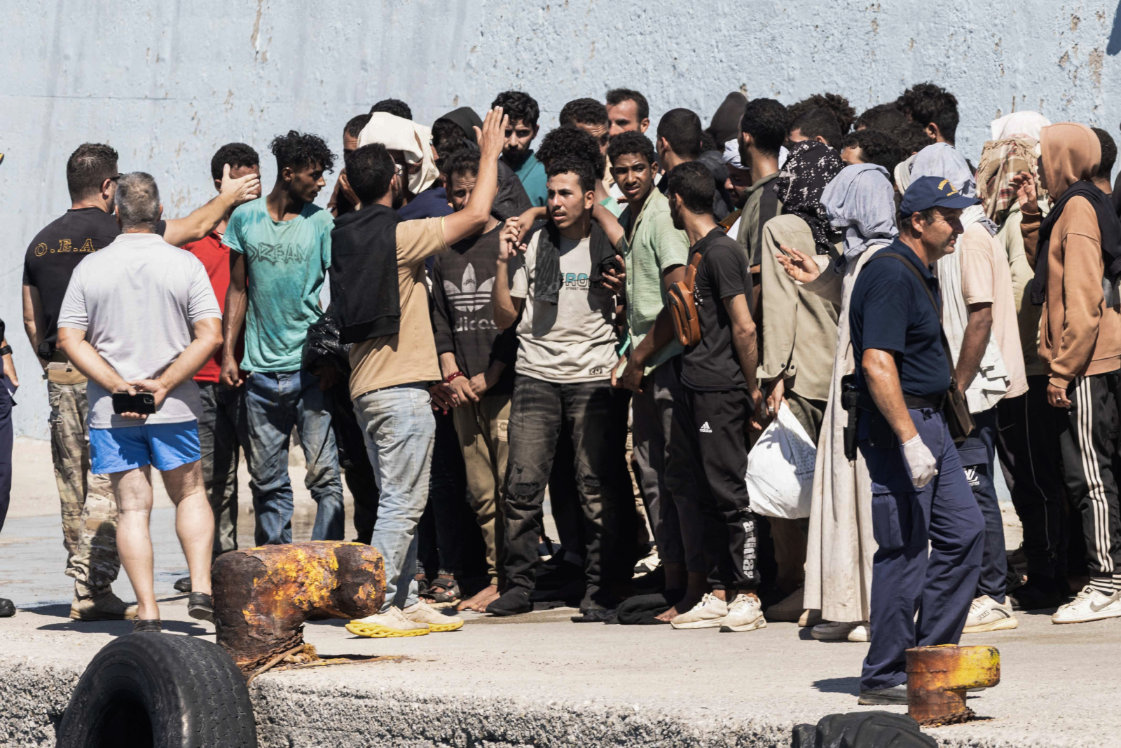 Βίντεο: Στο Λαύριο 520 λαθρομετανάστες από την Κρήτη – Συνεχίζονται οι μεταφορές αλλοδαπών