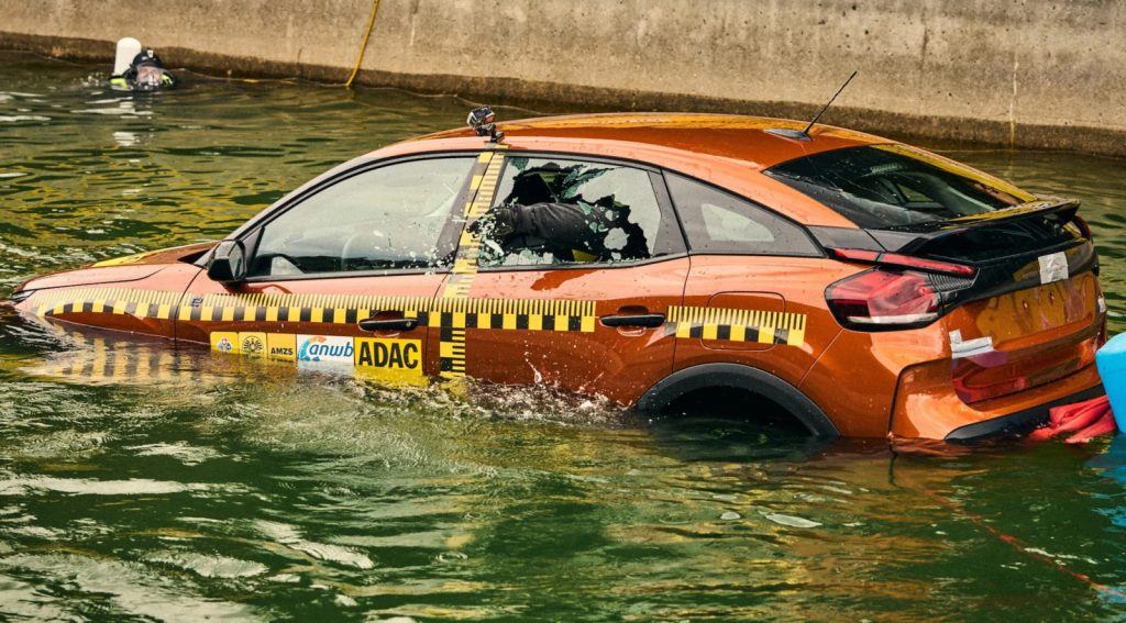 Έχεις μόλις 1′ για να βγεις από το αυτοκίνητο αν πέσει στο νερό (βίντεο)