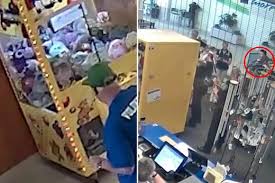 ΗΠΑ: Παιδάκι εγκλωβίστηκε σε μηχάνημα με δαγκάνα προσπαθώντας να πάρει κουκλάκι (βίντεο)