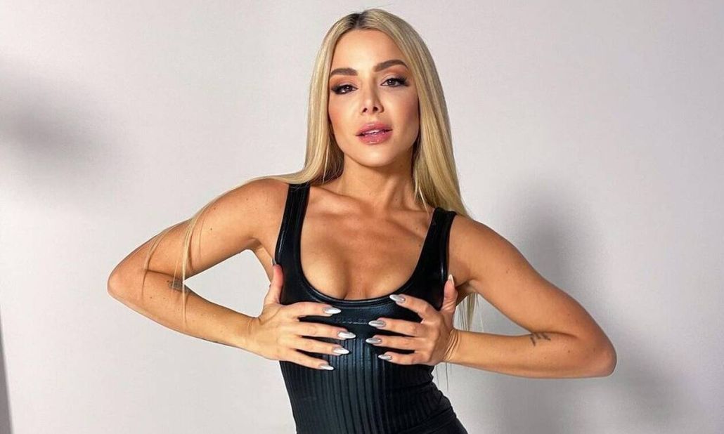 Η Ζόζεφιν ποζάρει με βαθύ ντεκολτέ και «ρίχνει» το Instagram